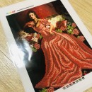 Дівчина у червоному